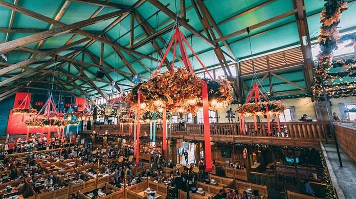 So kennt man Kufflers Weinzelt von der Wiesn. Am 24. September 2024 wird es noch ein bisserl bunter zugehen.