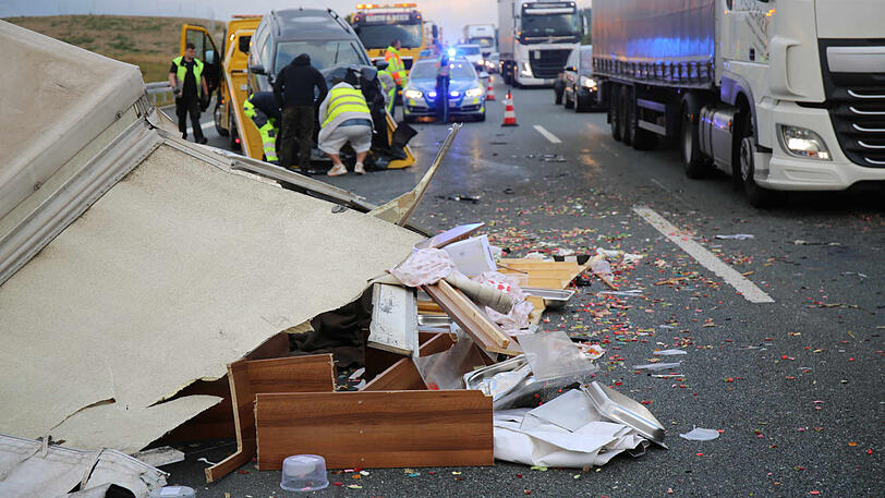 Weitere Bilder von der Unfallstelle auf der A9 bei Bayreuth.