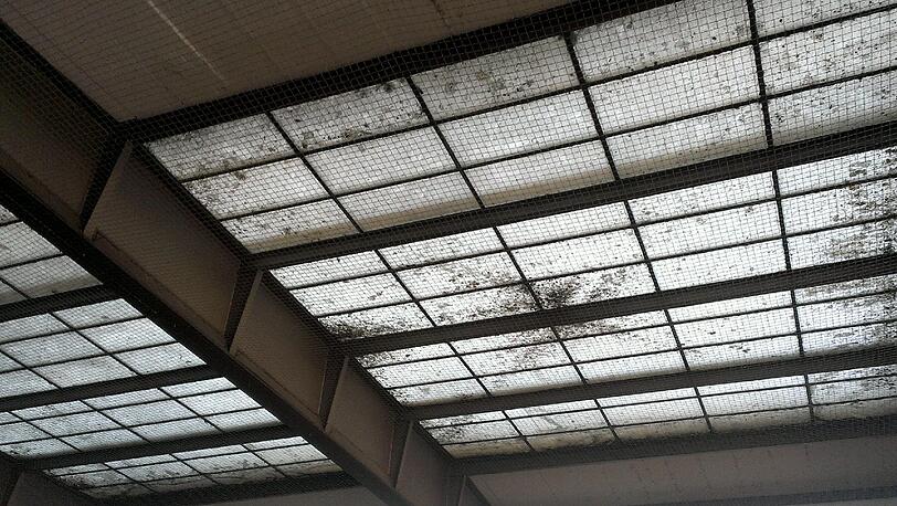 Nicht nach oben schauen! Die Decke am Starnberger Bahnhof.