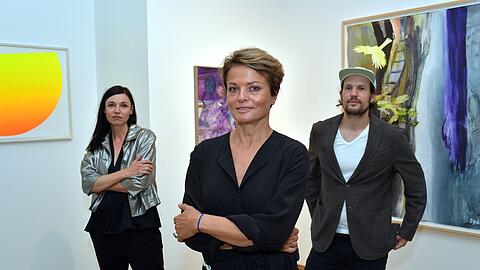 Sie zeigen ihre Werke (v. l.): Ena Oppenheimer, Simone Opdahl und Alexander Deubl.