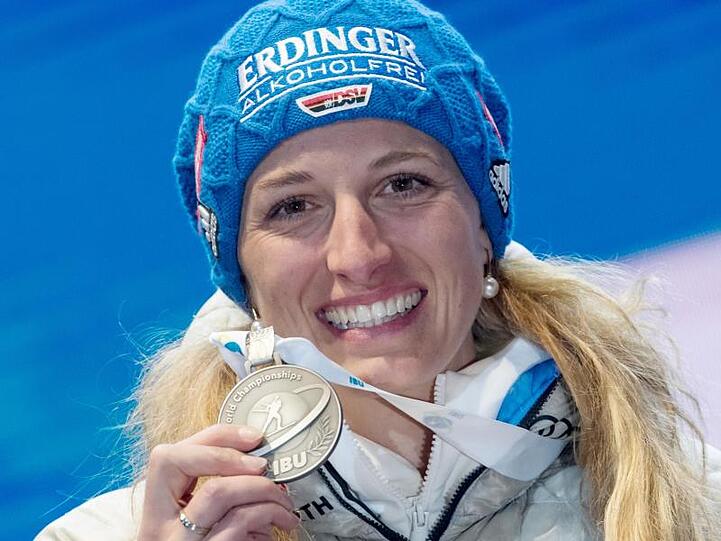 Vanessa Hinz zeigt während der Siegerehrung ihre Silbermedaille - und war eine der großen Überraschungen des deutschen Teams.