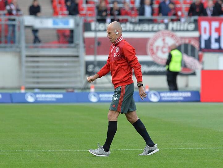 Der Münchner Arjen Robben geht über den Rasen. Foto: Timm Schamberger/Archivbild