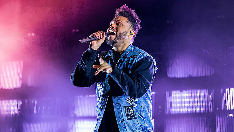 The Weeknd wird im kommenden Jahr in der Halbzeitshow des 55. Super Bowls performen. The Weeknd wird im kommenden Jahr in der Halbzeitshow des 55. Super Bowls performen.