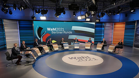 Die AfD-Spitzenkandidatin Alice Weidel (l-r), FDP-Spitzenkandidat Christian Lindner, CSU-Chef Markus Söder, Armin Laschet (CDU), Kanzlerkandidat der Union, die Moderatoren Rainald Becker und Peter Frey, Annalena Baerbock, Kanzlerkandidatin von Bündnis 90/Die Grünen, Olaf Scholz, Kanzlerkandidat der SPD, sowie die Vorsitzende der Partei Die Linke, Susanne Hennig-Wellsow, sprechen in einem Wahlstudio des ZDF bei der "Berliner Runde" über die Bundestagswahl.