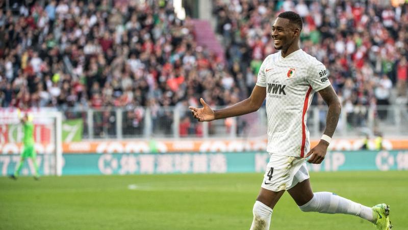 Reece Oxford von Augsburg jubelt über einen Treffer.