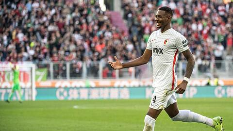 Reece Oxford von Augsburg jubelt über einen Treffer.