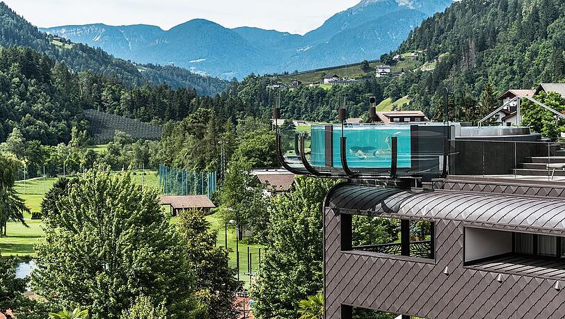 Spektakulär: der runde Pool auf dem Dach. Spektakulär: der runde Pool auf dem Dach.