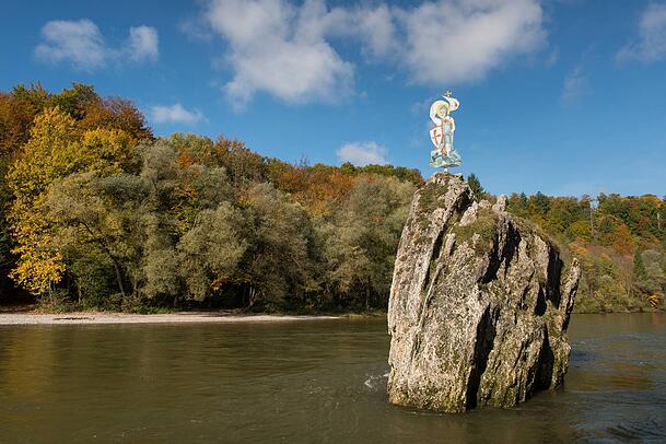 Auf der ersten Etappe von München nach Schäftlarn führt der Münchner Jakobsweg auch am berühmten Georgenstein in der Isar vorbei. Auf der ersten Etappe von München nach Schäftlarn führt der Münchner Jakobsweg auch am berühmten Georgenstein in der Isar vorbei.