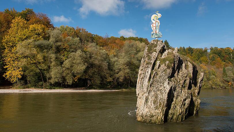 Auf der ersten Etappe von München nach Schäftlarn führt der Münchner Jakobsweg auch am berühmten Georgenstein in der Isar vorbei. Auf der ersten Etappe von München nach Schäftlarn führt der Münchner Jakobsweg auch am berühmten Georgenstein in der Isar vorbei.