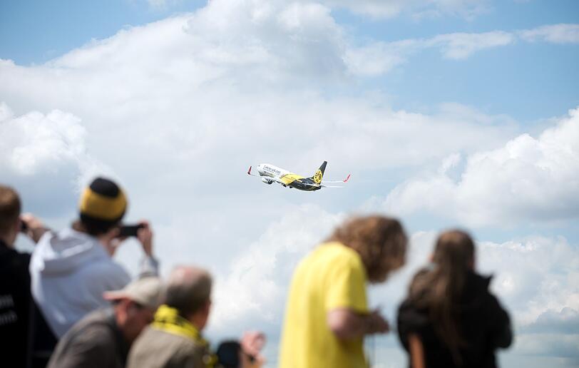 Auch der BVB ist nach London abgeflogen: Am Flughafen hatten die Dortmunder die Spielerfrauen dabei. Die Bilder.