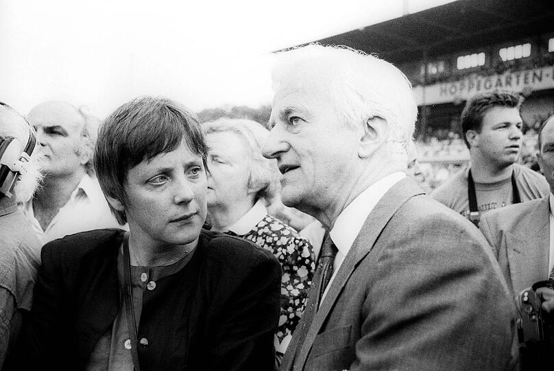 Frauenministerin Angela Merkel und der damalige Bundespräsident Richard von Weizsäcker.