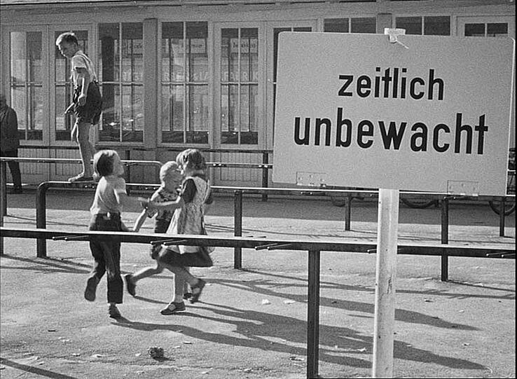 Die Kinder haben am Markt nicht bloß Spaß, sondern auch viel Platz.