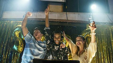 "Alles was zählt": Als Bens Star-DJ abspringt, droht seine Silvesterparty zu scheitern, doch Moritz (M.) rettet die Party
