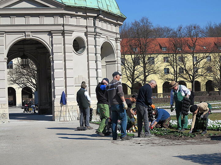 Die Stadtgärtner setzen die ersten Frühlingsblumen ein.