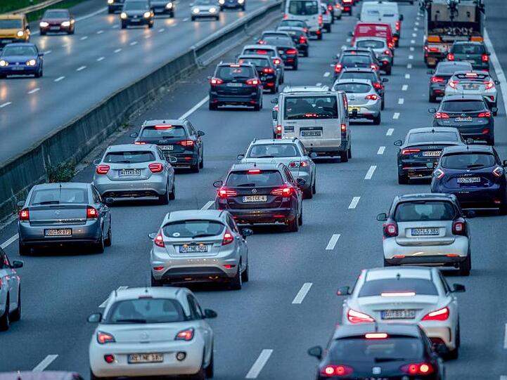 Autos fahren am frühen Morgen über die Autobahn 40.
