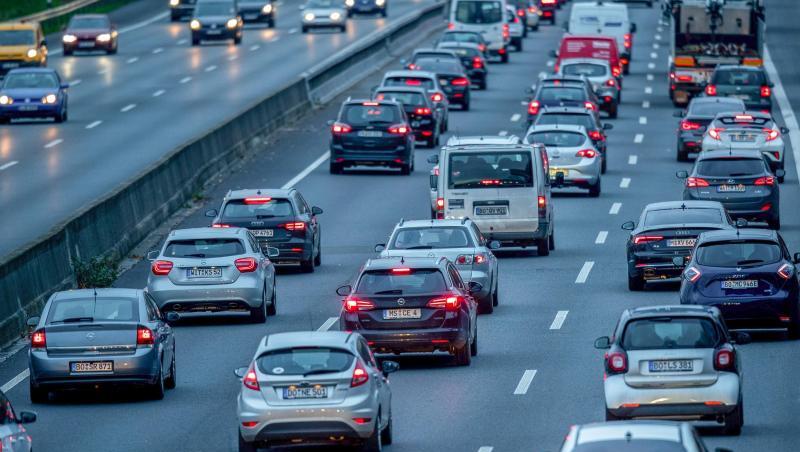Autos fahren am frühen Morgen über die Autobahn 40. Autos fahren am frühen Morgen über die Autobahn 40.
