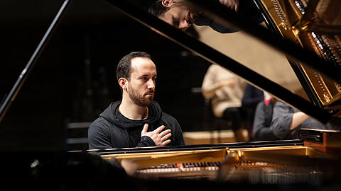 Der Pianist Igor Levit bei einer Probe mit dem BR-Symphonieorchester in der Isarphilharmonie.