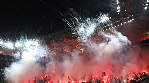 Fans von Eintracht Frankfurt brennen vor der Partie gegen Neapel Pyrotechnik ab.