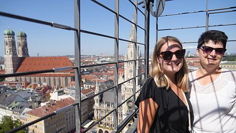 Wahl-Münchnerin Theresa (l.) lebt seit 2022 in der Stadt. Zu Besuch ist ihre Mama Karola. Gemeinsam sind die das erste Mal auf dem Alten Peter und genießen den Panoramablick über die Stadt.