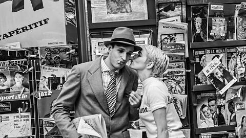 Im lebhaften Paris: Jean Seberg (Zoey Deutch) und Jean-Paul Belmondo (Aubry Dullin) beim Dreh von &bdquo;Au&szlig;er Atem&ldquo;. Das neue &bdquo;Cahiers du Cin&eacute;ma&ldquo; h&auml;ngt auch leicht schr&auml;g am Kiosk.