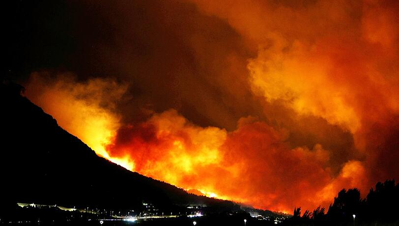 An der kroatischen Adriaküste südlich von Split hat ein heftiger Waldbrand Häuser und Autos zerstört. An der kroatischen Adriaküste südlich von Split hat ein heftiger Waldbrand Häuser und Autos zerstört.
