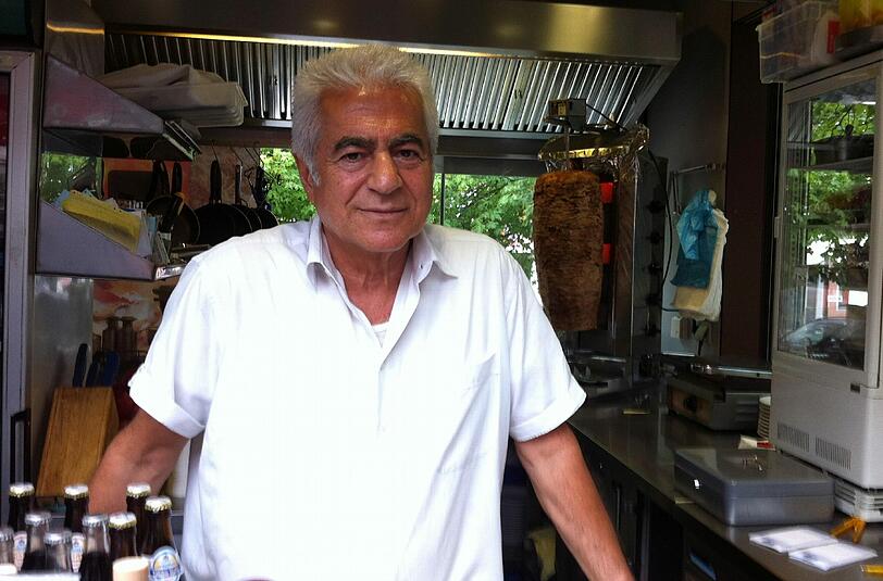 Kebab-Verkäufer Kudrat Yilmaz (63): Bei ihm kaufte ein Polizist Döner, um sie dem Täter und den Geiseln zu bringen.