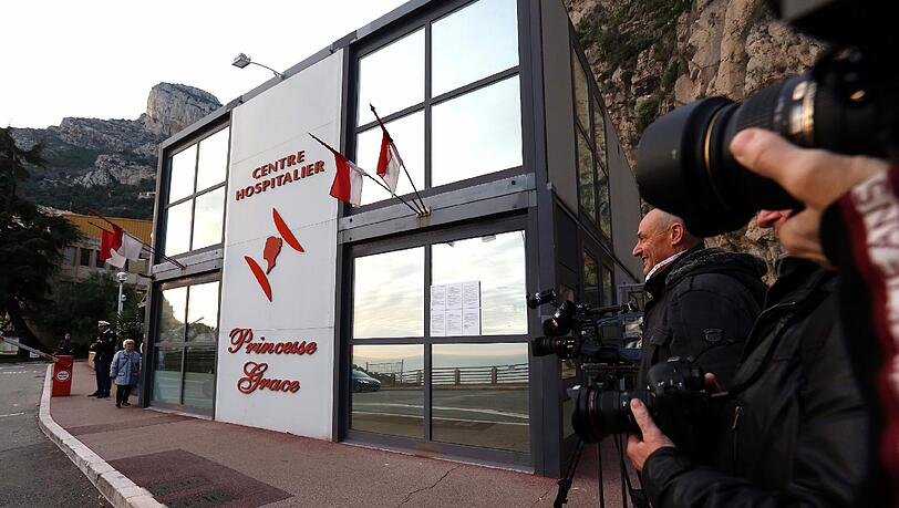 Im Krankenhaus Princesse-Grace von Monaco soll Fürstin Charlene die Zwillinge zur Welt bringen. Journalisten haben sich bereits vor der Klinik aufgestellt. Im Krankenhaus Princesse-Grace von Monaco soll Fürstin Charlene die Zwillinge zur Welt bringen. Journalisten haben sich bereits vor der Klinik aufgestellt.