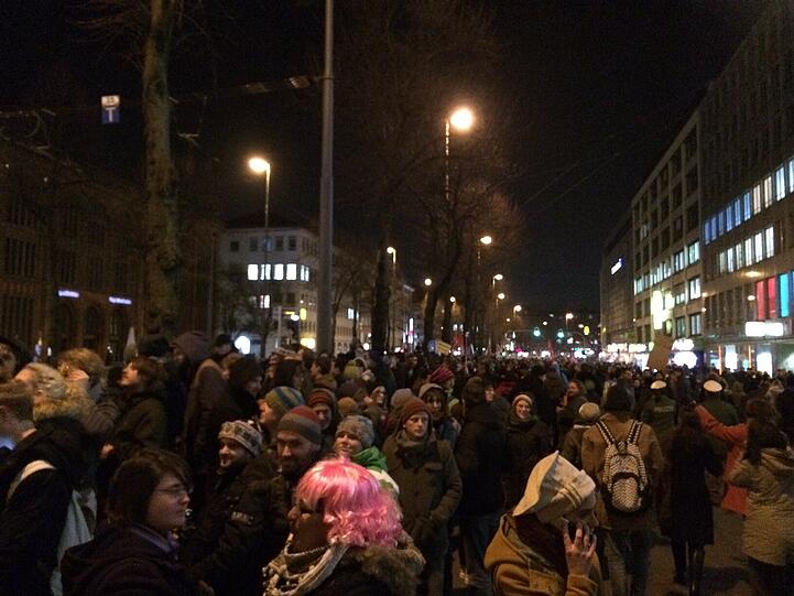 Die Bagida marschiert los. Begleitet von den üblichen Schmährufen!