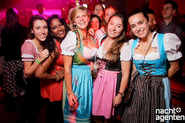 Apres-Wiesn-Party in der Nachtgalerie. Mehr Bilder unter: http://www.nachtagenten.de/event/26.09.2015/nachtgalerie/rumschmus-n.332483.html