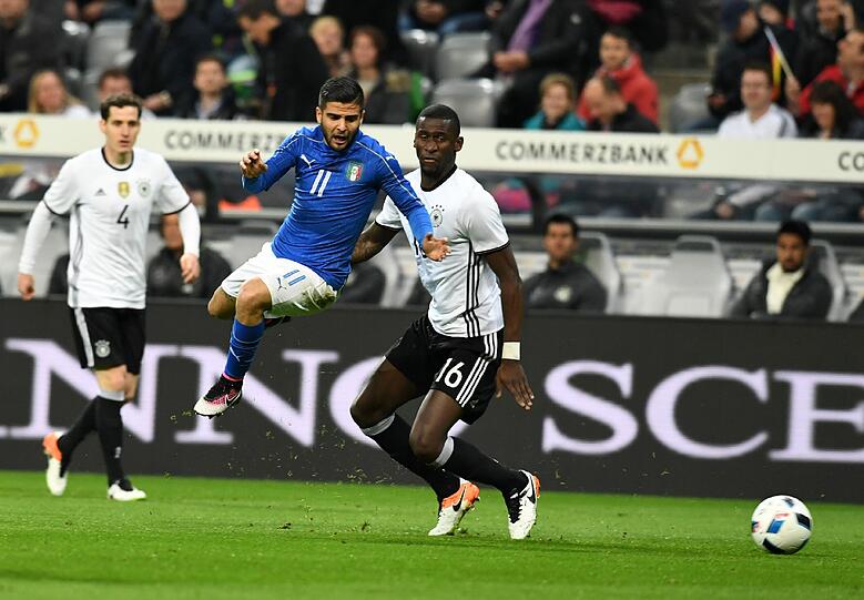 ANTONIO RÜDIGER: NOTE 3.
Schmiss sich richtig rein, der Römer kämpft engagiert um einen Stammplatz in der Abwehr. Löw baut auf ihn, fälschte vor dem 1:4 unglücklich ab.
