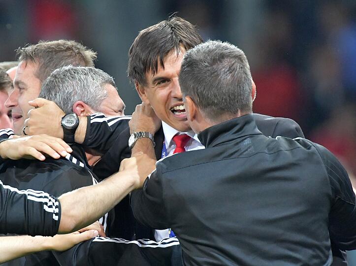 Trainer Chris Coleman feiert den Wahnsinns-Erfolg seiner Mannschaft.