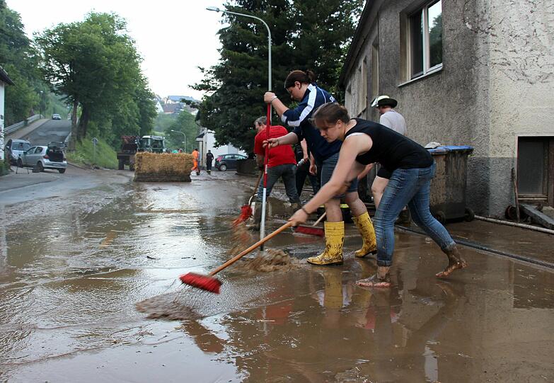 Nach den Überschwemmungen im Sommer haben viele Menschen Bilder wie diese im Kopf, wenn der Deutsche Wetterdienst wie aktuell vor Dauerregen warnt. (Symbolbild)