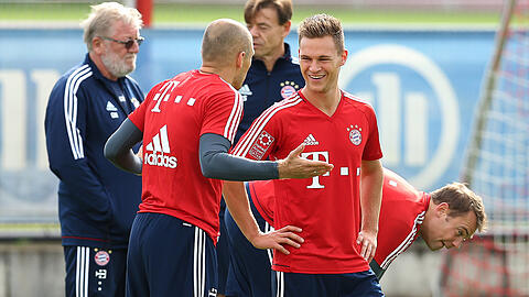 Joshua Kimmich (rechts) und Arjen Robben (vorne) wieder im Bayern-Training vereint. Rechts unten: Torwart Manuel Neuer.