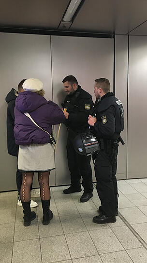 Die Polizei konfisziert Feuerwerk - hier trifft es ein Touristenpärchen am Marienplatz.