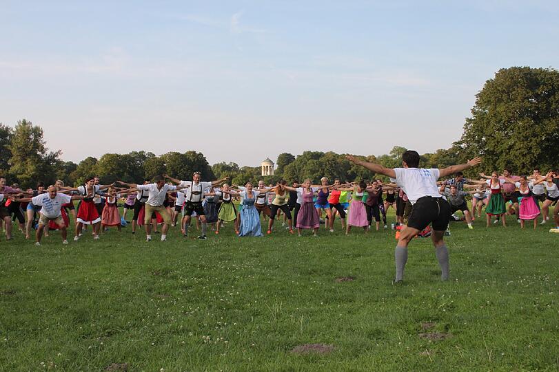 Training in Dirndl oder Lederhose? Klicken Sie sich durch die Fotos aus dem Englischen Garten.