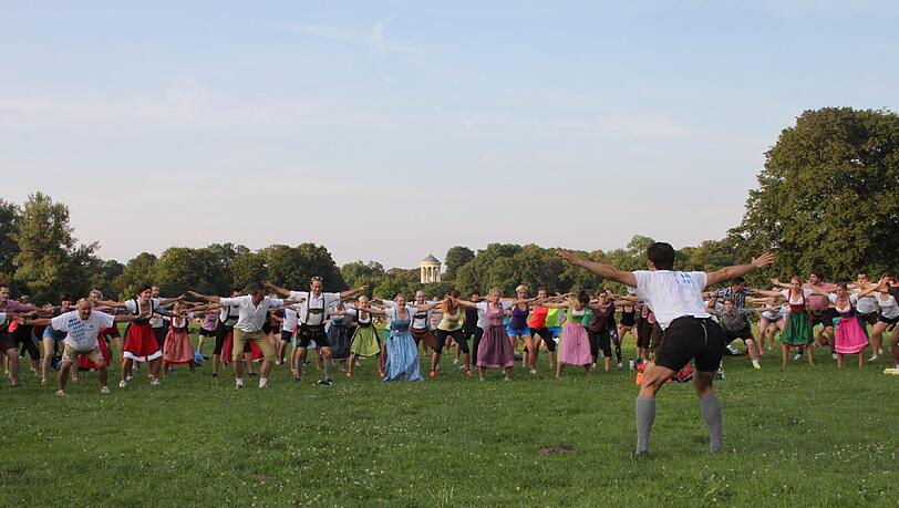 Training in Dirndl oder Lederhose? Klicken Sie sich durch die Fotos aus dem Englischen Garten. Training in Dirndl oder Lederhose? Klicken Sie sich durch die Fotos aus dem Englischen Garten.