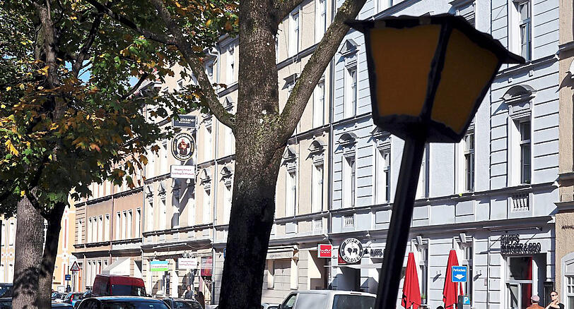 Die Occamstraße mit Lustspielhaus und Vereinsheim (ehemals Schwabinger Gisela) und am Wedekindplatz die Laterne der Gisela.