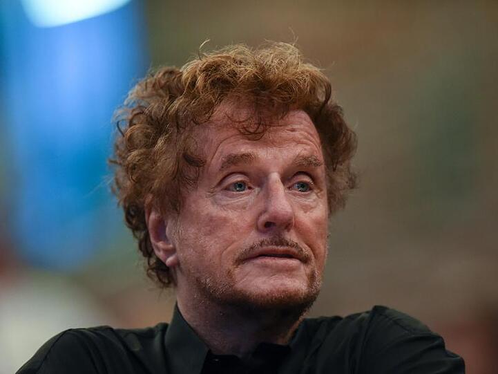 Regisseur Dieter Wedel sitzt bei einer Generalprobe. Foto: Uwe Zucchi/dpa/Archivbild