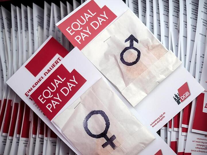 Frauen ergreifen oft Berufe, in denen relativ niedrigere Gehälter gezahlt werden. Zudem arbeiten sie seltener in Führungspositionen und häufiger in Teilzeit.