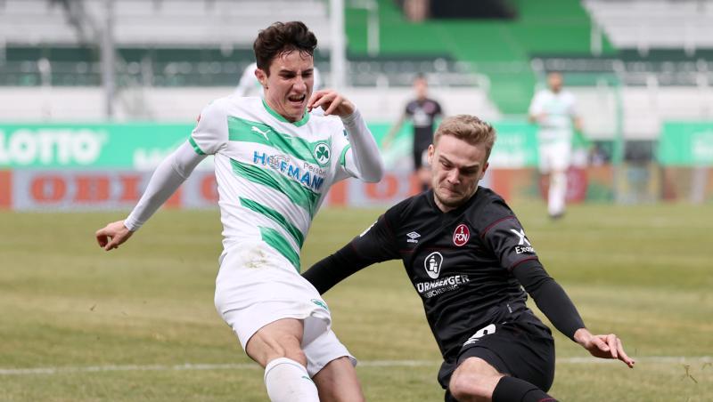 Der Fürther Marco Meyerhöfer kämpft mit dem Nürnberger Tim Handwerker (l-r.) um den Ball. Der Fürther Marco Meyerhöfer kämpft mit dem Nürnberger Tim Handwerker (l-r.) um den Ball.
