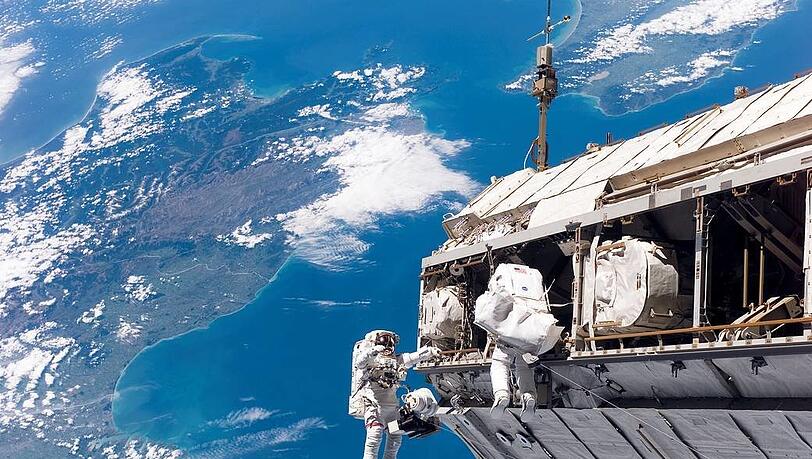 Astronauten schweben entlang ihres "Zuhauses", der ISS.