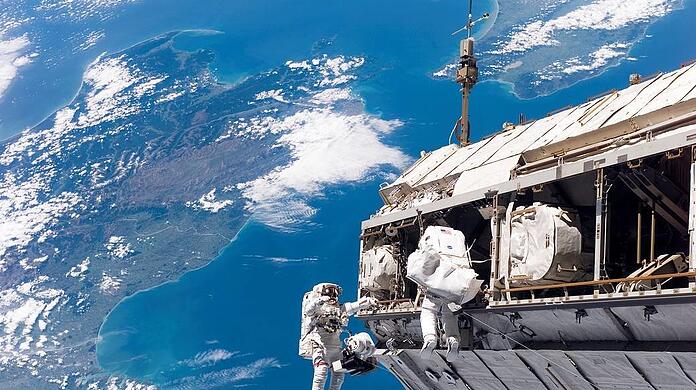 Astronauten schweben entlang ihres "Zuhauses", der ISS.
