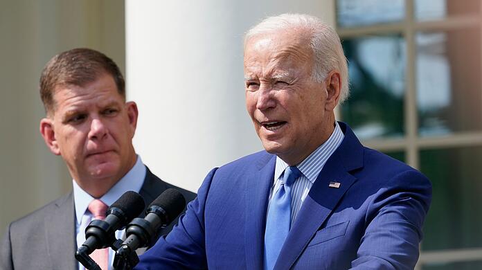 Joe Biden (rechts), Präsident der USA, hat eine klare Botschaft an Wladimir Putin gerichtet.