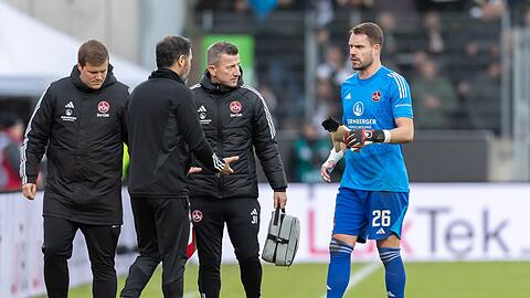 Nürnbergs Torwart Christian Mathenia wird ausgewechselt.