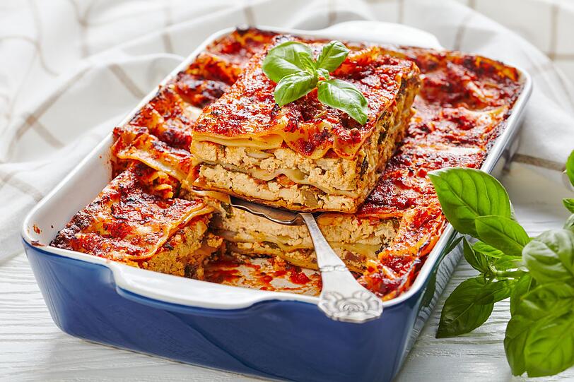 Für eine Lasagne mit Tofu und Ricotta wird Tofu mit einer Gabel zerdrückt und zusammen mit Zwiebeln und Knoblauch in einer Pfanne angebraten. Dazu Gemüse wie Paprika, Staudensellerie, Zucchini und Aubergine in Würfel schneiden und eine Dose passierter Tomaten hinzufügen. Die Béchamelsauce wird klassisch zubereitet, aber mit etwas Ricotta zusätzlich verfeinert. Danach wird alles mit Nudelplatten geschichtet und goldbraun gebacken. Für eine Lasagne mit Tofu und Ricotta wird Tofu mit einer Gabel zerdrückt und zusammen mit Zwiebeln und Knoblauch in einer Pfanne angebraten. Dazu Gemüse wie Paprika, Staudensellerie, Zucchini und Aubergine in Würfel schneiden und eine Dose passierter Tomaten hinzufügen. Die Béchamelsauce wird klassisch zubereitet, aber mit etwas Ricotta zusätzlich verfeinert. Danach wird alles mit Nudelplatten geschichtet und goldbraun gebacken.