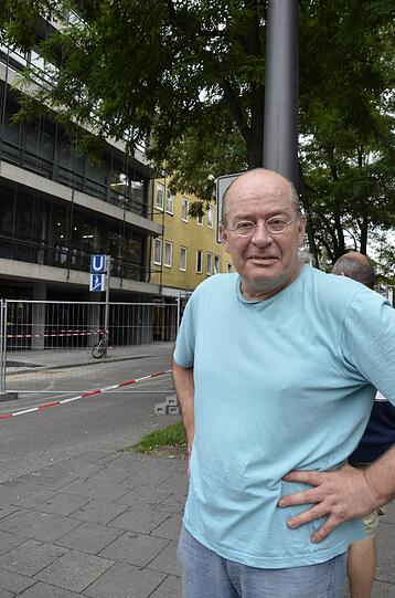 Arthur Klemmt wohnt in der Feilitzschstraße 1. Er ist glimpflich davon gekommen. &bdquo;Ich habe gegen die Anordnung der Polizei die Fenster offen gelassen. Deswegen sind sie nicht zersprungen.&ldquo;