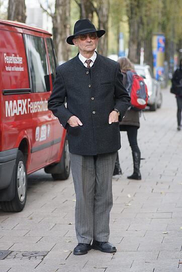 Physiker Dieter Würtz (70):&bdquo;München ist das Zentrum eines Ballungsraumes von drei Millionen Menschen. Mit allen Schattenseiten. Mich persönlich stört die Hektik in der Stadt, medizinisch gesagt diese neurotische Hast. Die Leute sind immer in Eile. Das heißt nicht, dass ich die Stadt nicht trotzdem liebreizend finde. Die Ludwigstraße vom Siegestor gesehen erinnert mich an Pisa in Italien, an das linke Ufer des Arno. Die interessanteste Geschäftsstraße ist die Hohenzollernstraße. Das ist die Münchner Mittelstandsstraße. Jedes Schaufenster ist wie eine Art Unterhaltung, wenn man flaniert. Da bin ich dann mit Sinneseindrücken beschäftigt.&ldquo;