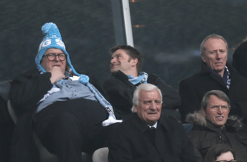 Mit Pudelmütze und Fanschal fiebert Otti Fischer im Stadion mit seinen Löwen. Die Bilder.