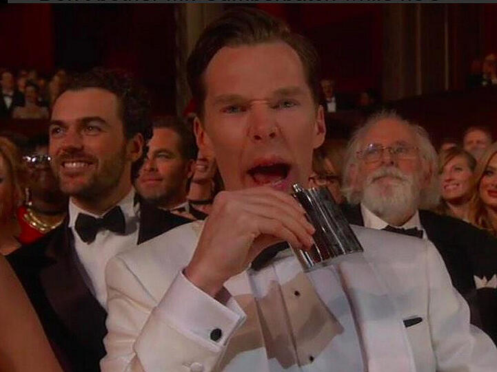 Ups! Dass er beim heimlichen Trinken erwischt wird, hatte Benedict Cumberbatch wohl nicht erwartet