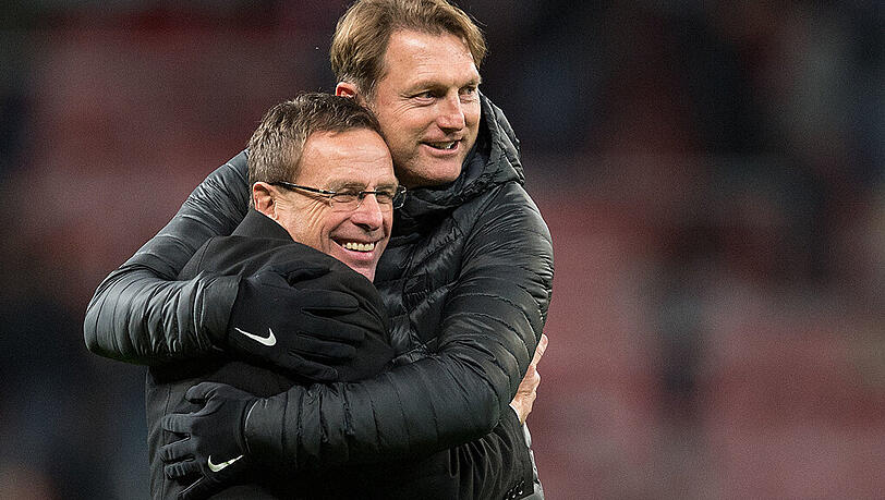 Ralph und Ralf: Leipzigs Trainer Hasenhüttl in Umarmung mit Sportdirektor Rangnick. Ralph und Ralf: Leipzigs Trainer Hasenhüttl in Umarmung mit Sportdirektor Rangnick.